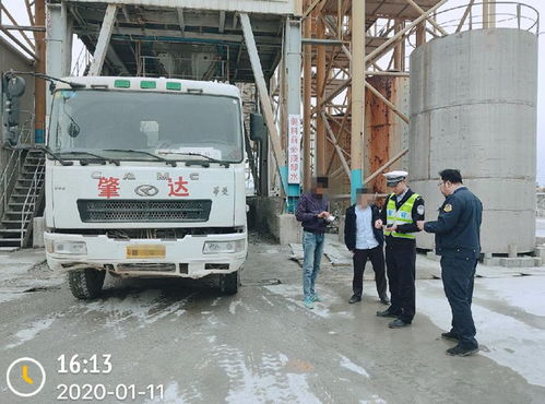 德慶交警迎戰(zhàn)春運(yùn)嚴(yán)查違規(guī)運(yùn)輸，一日查處準(zhǔn)“百噸王”車輛力保道路安全